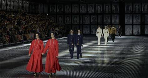 Tod’s illumina l’Hangar Bicocca, Gucci fa sfilare 68 coppie di gemelli